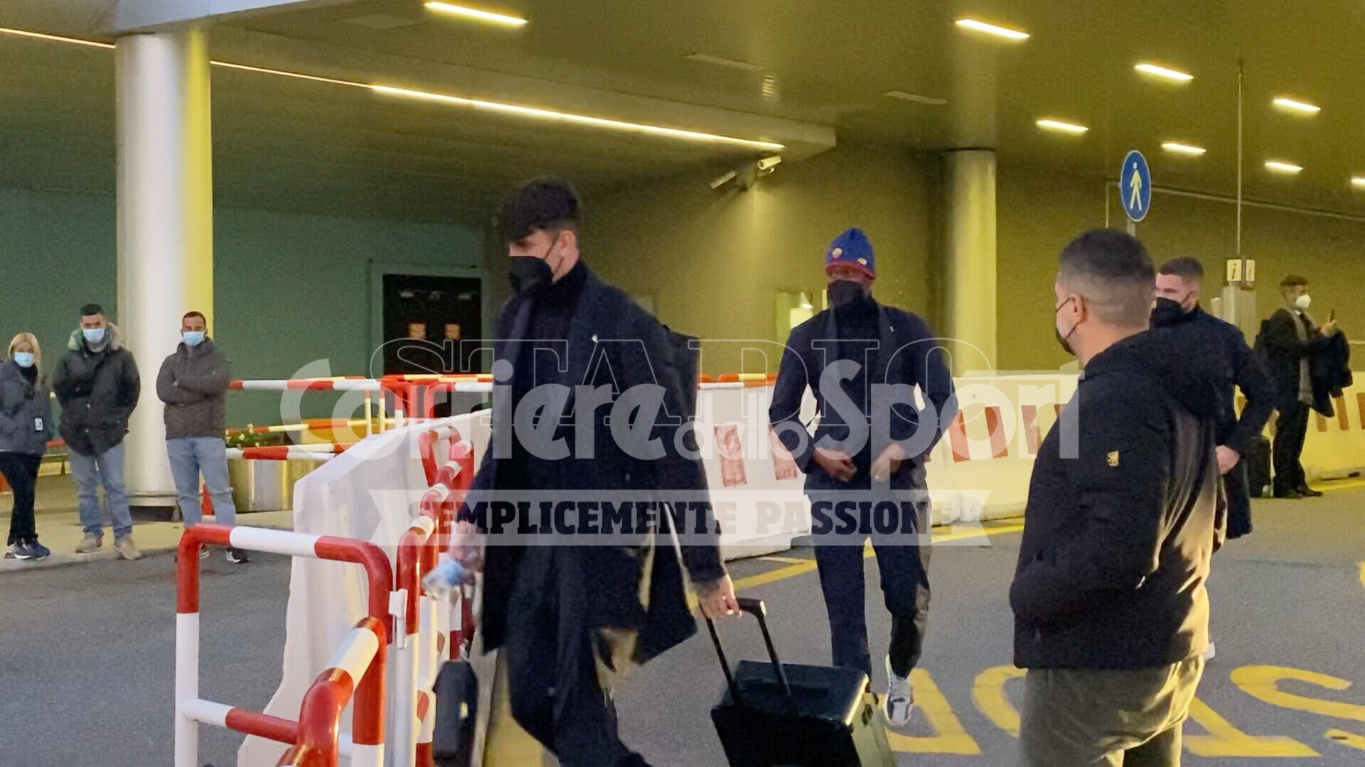La Roma in partenza per Bergamo: Ibanez convocato, ok Zaniolo e Smalling