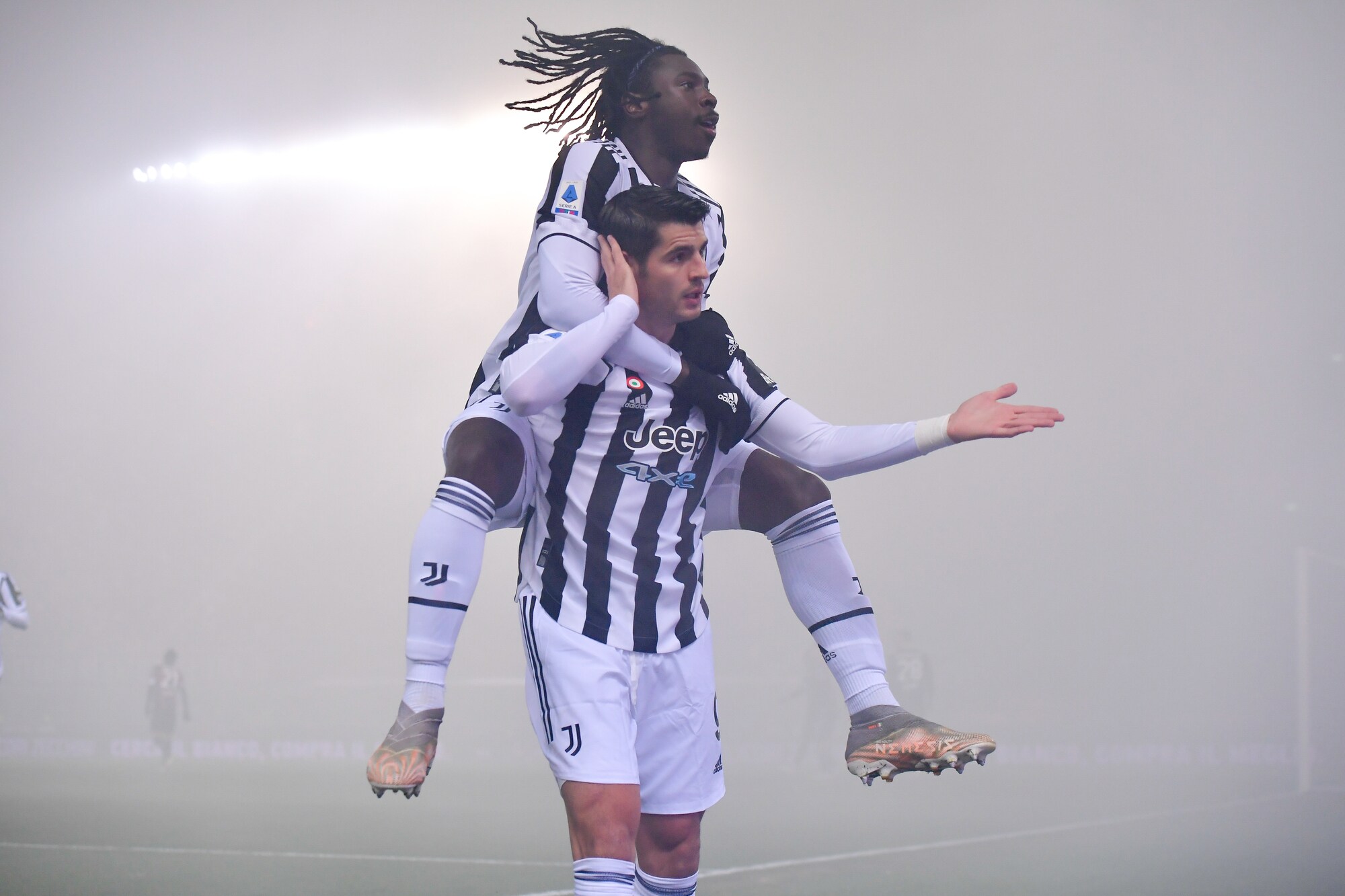 Prima Morata, poi Cuadrado: la Juve batte il Bologna e la nebbia