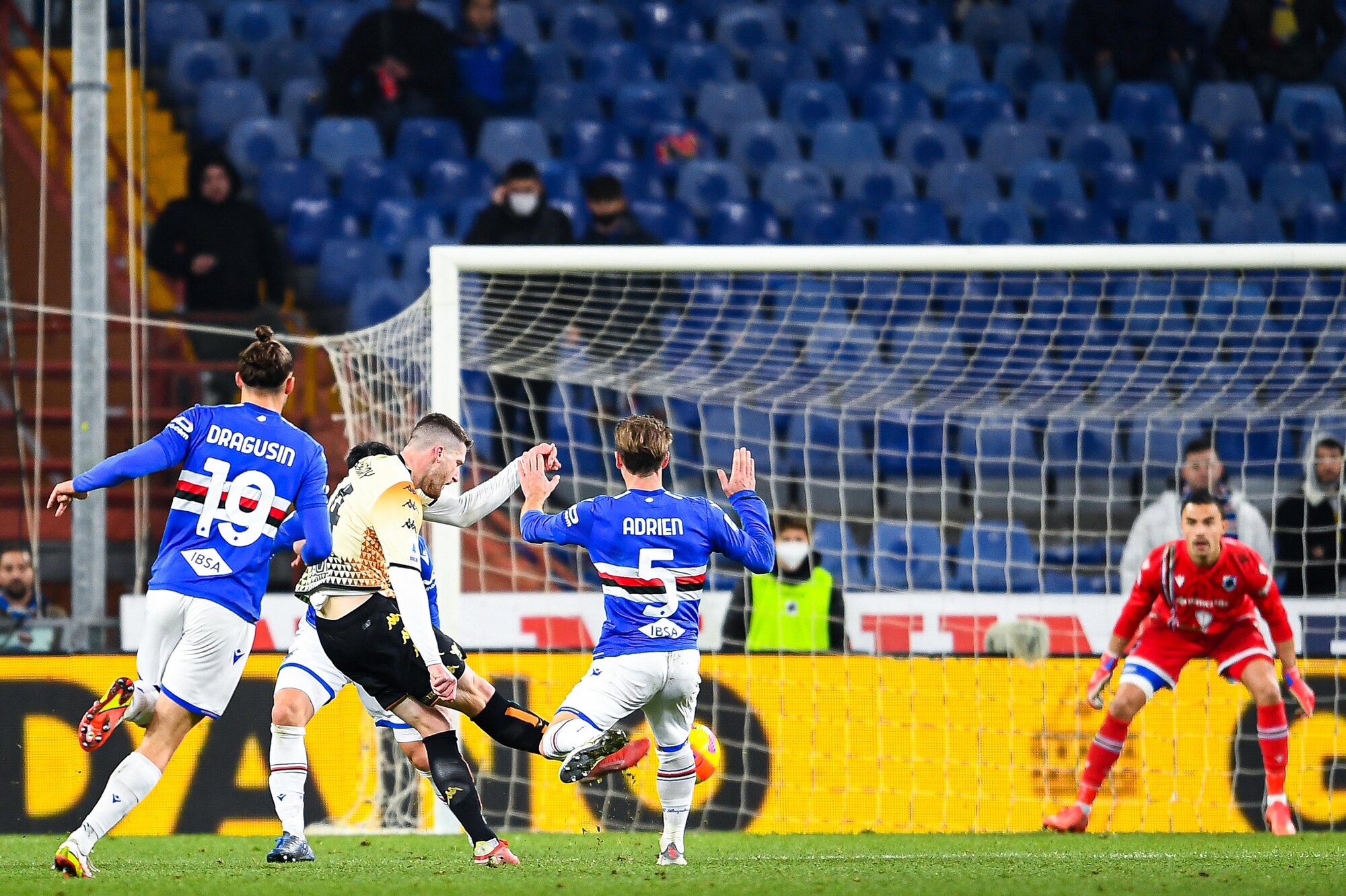 Gabbiadini illude la Sampdoria, magia di Henry e il Venezia fa 1-1