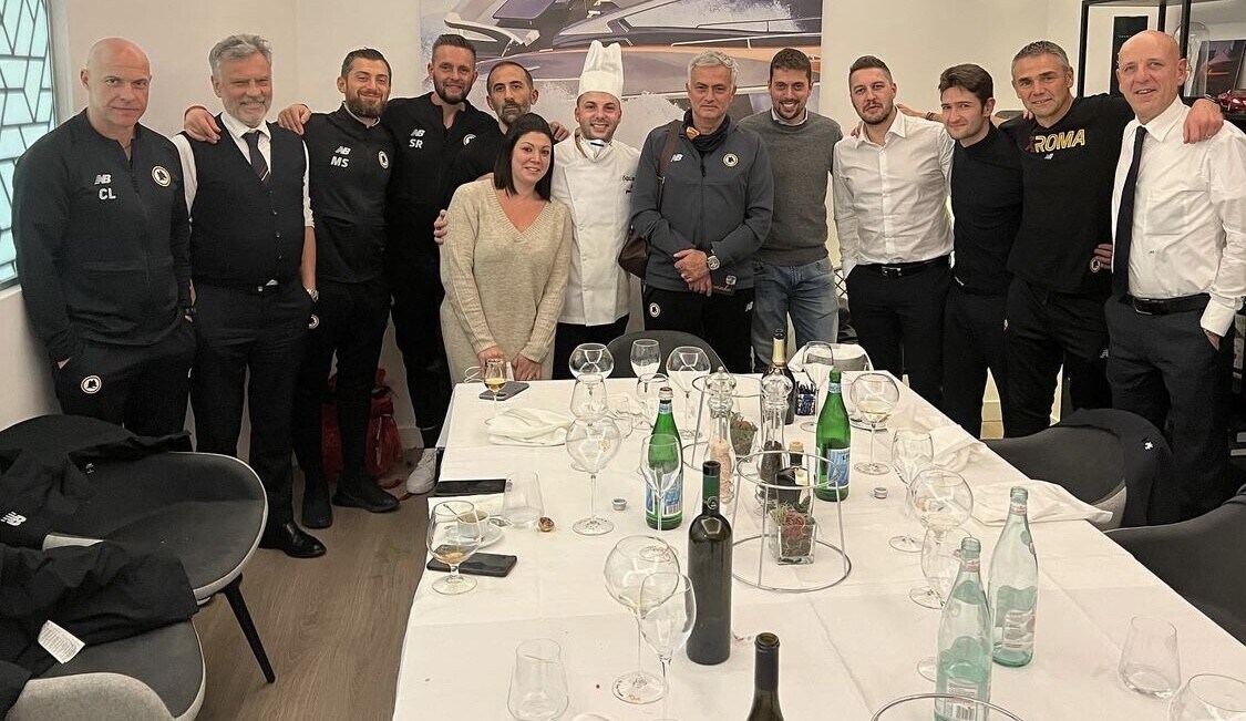 Roma, Mourinho porta a cena il suo staff dopo la vittoria con l'Atalanta