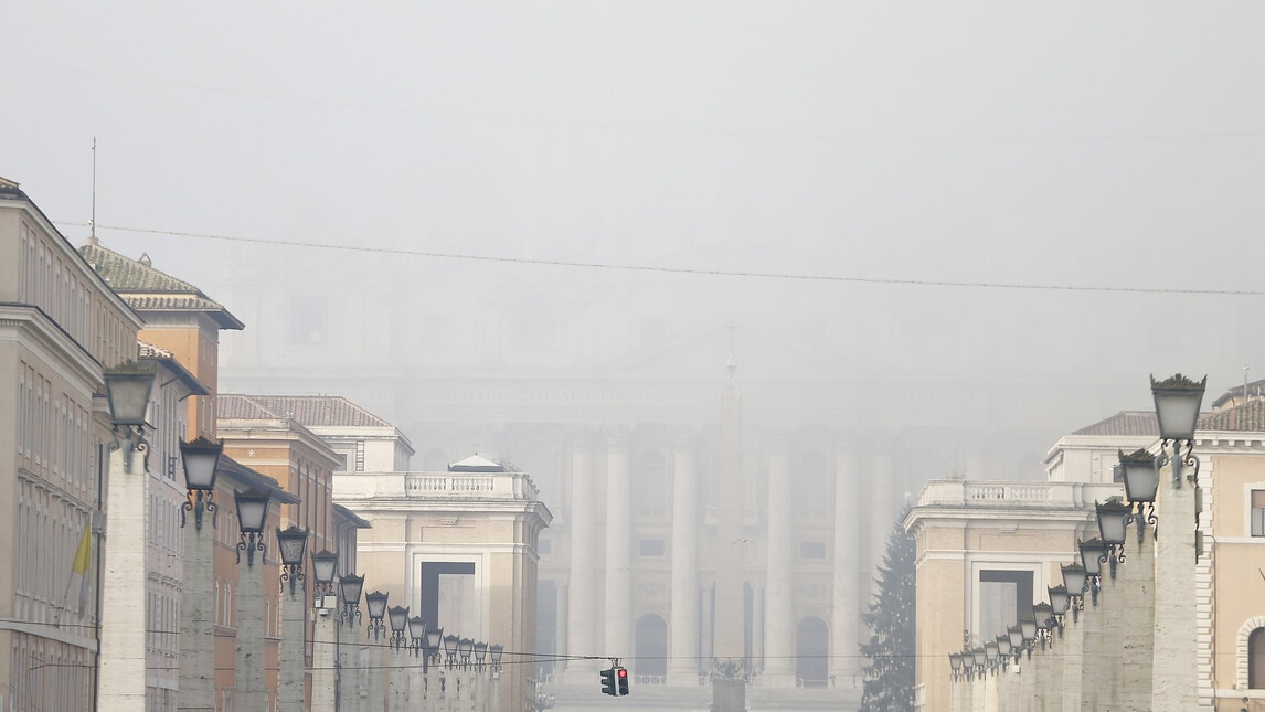 Roma si sveglia nella nebbia: le incredibili foto