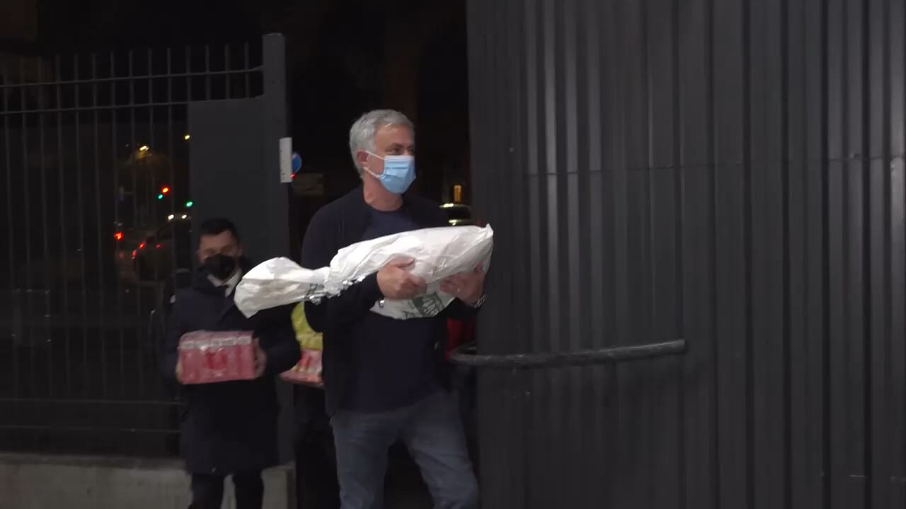 Mourinho, visita alla Caritas di Roma. Il tecnico porta beni di prima necessità