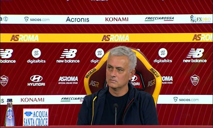 Mourinho scherza con il giornalista: "La tua domanda è bella, la mia risposta.."