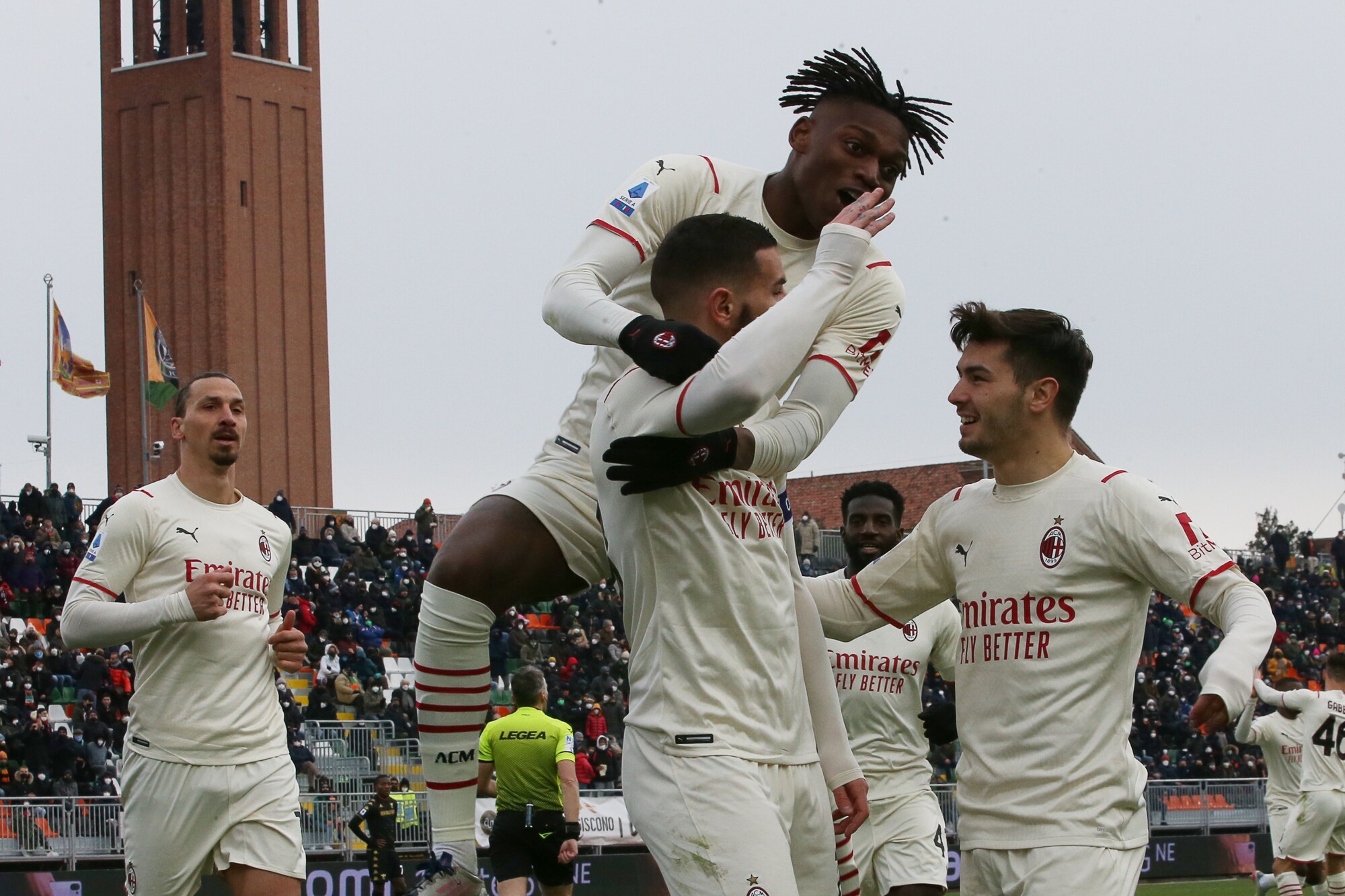 Venezia-Milan 0-3: Ibrahimovic e doppio Theo Hernandez, Pioli vola