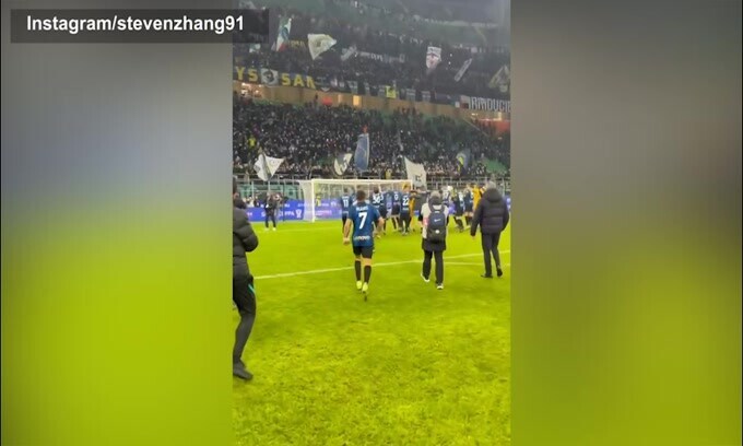 Inter, Zhang in campo a festeggiare con la squadra