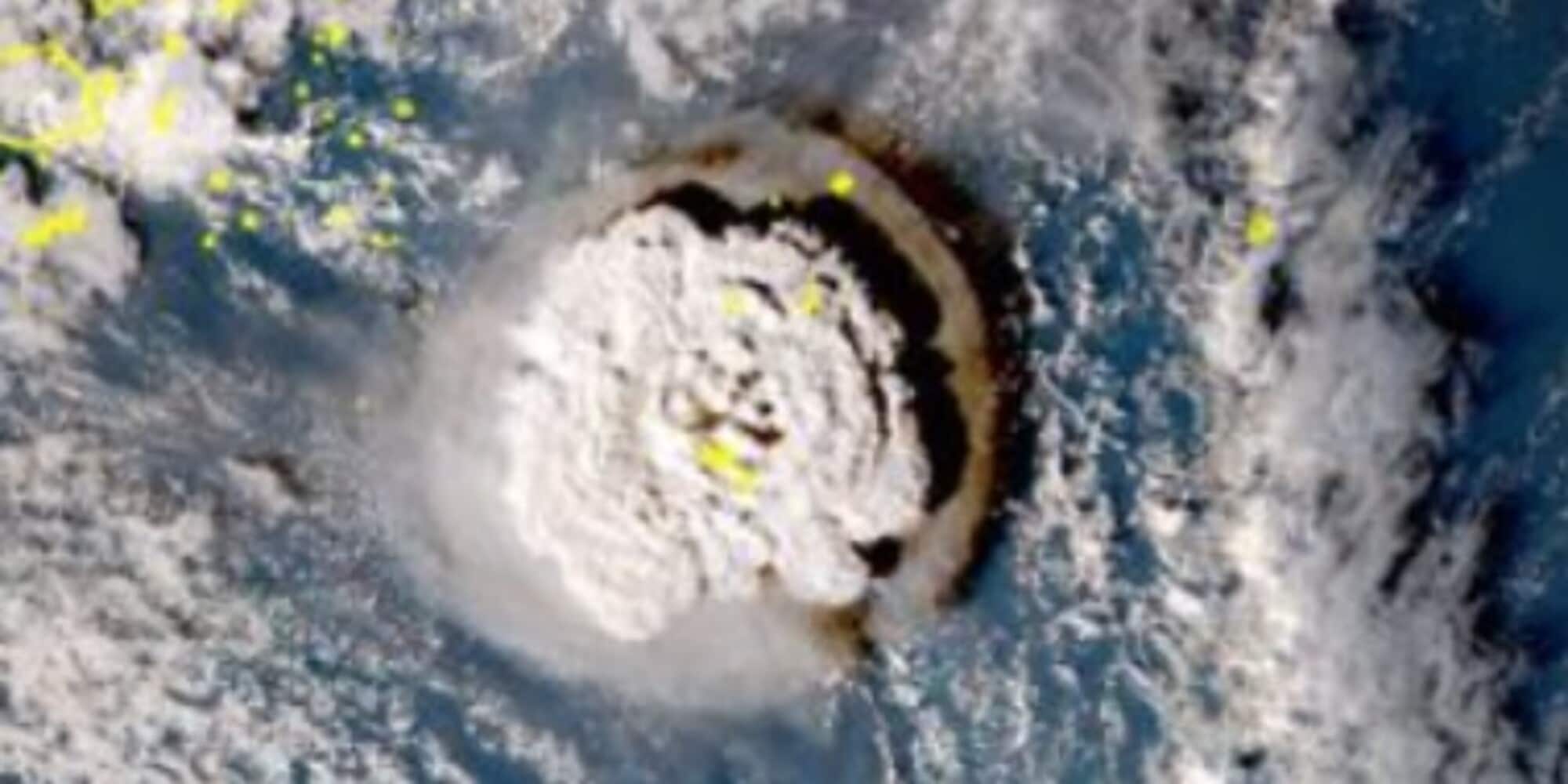 Erutta Vulcano Sottomarino Allarme Tsunami A Tonga
