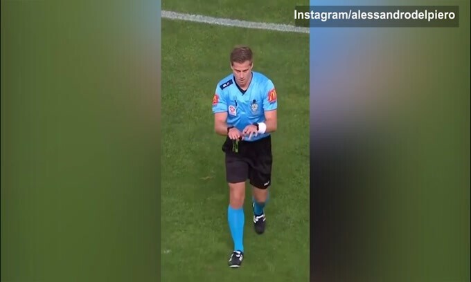 Del Piero, che numero in bici: canestro pazzesco!