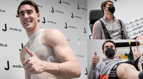 Vlahovic, le visite mediche con la Juve del gigante del gol FOTO