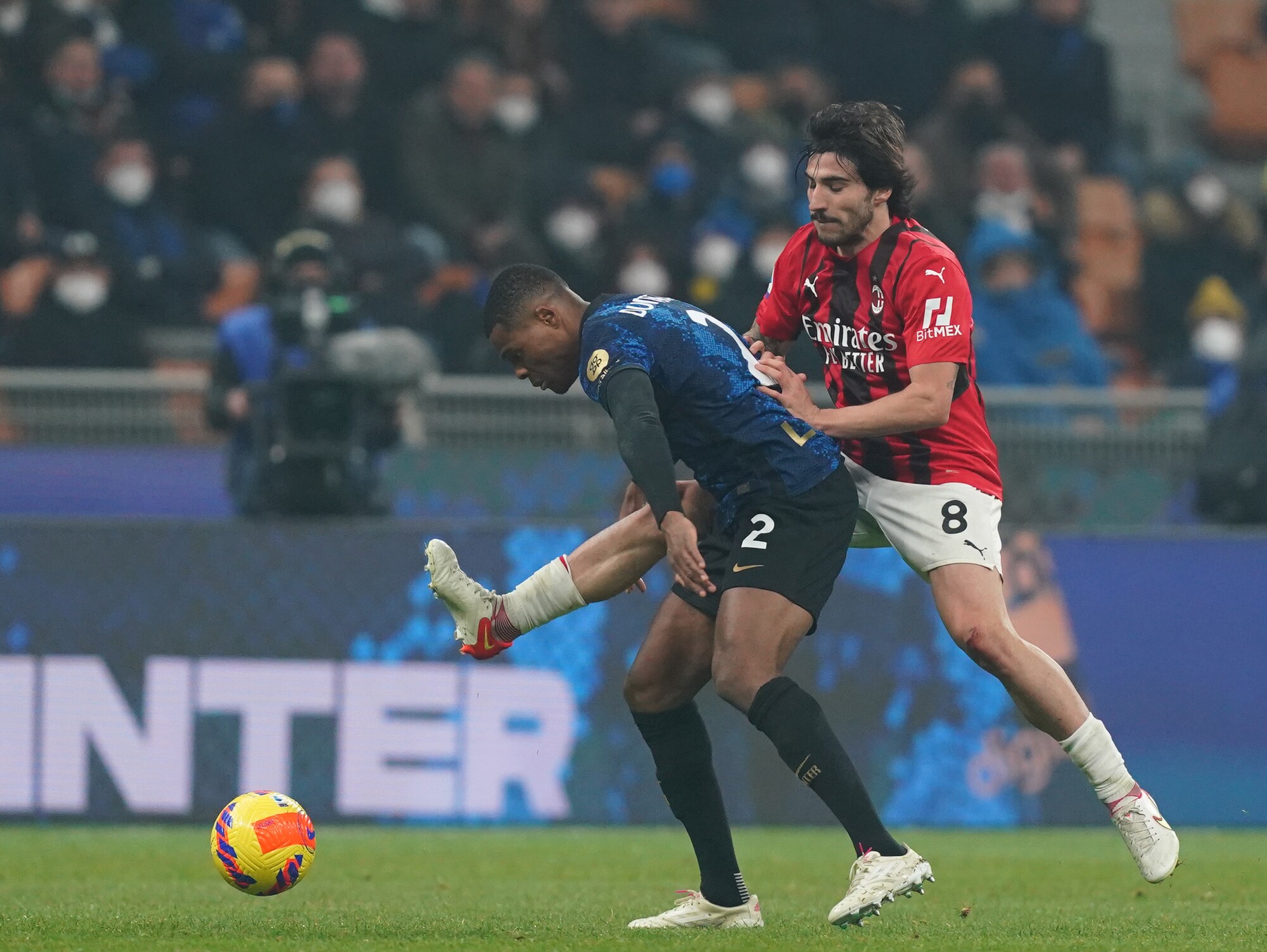Scintille tra Tonali e Dumfries, è ancora derby sui social