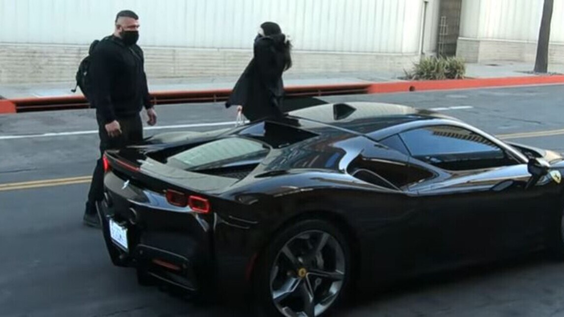 Kendall Jenner buca la ruota della sua Ferrari: lo staff scende e la ripara