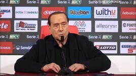 Berlusconi in conferenza, domanda sul Milan: crolla la vetrata