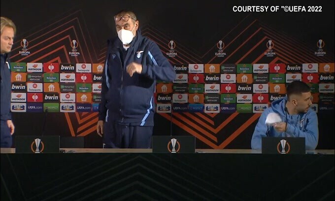 Sarri "perde" la pazienza: "Spegnete le luci o me ne vado"