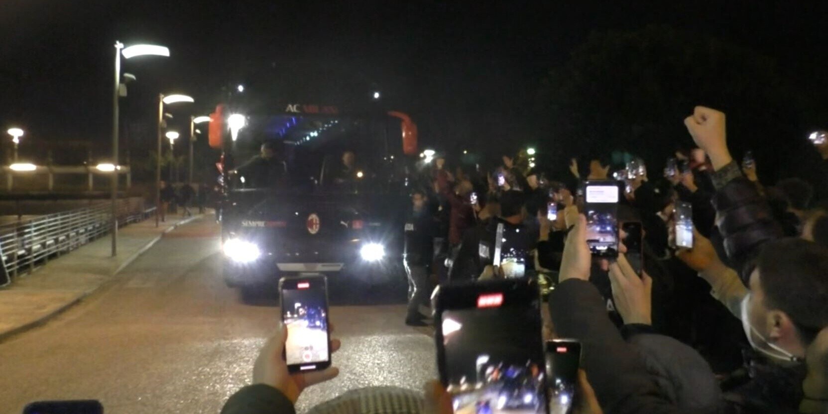 Salerno, entusiasmo alle stelle: arriva il bus del Milan e i tifosi si scatenano!