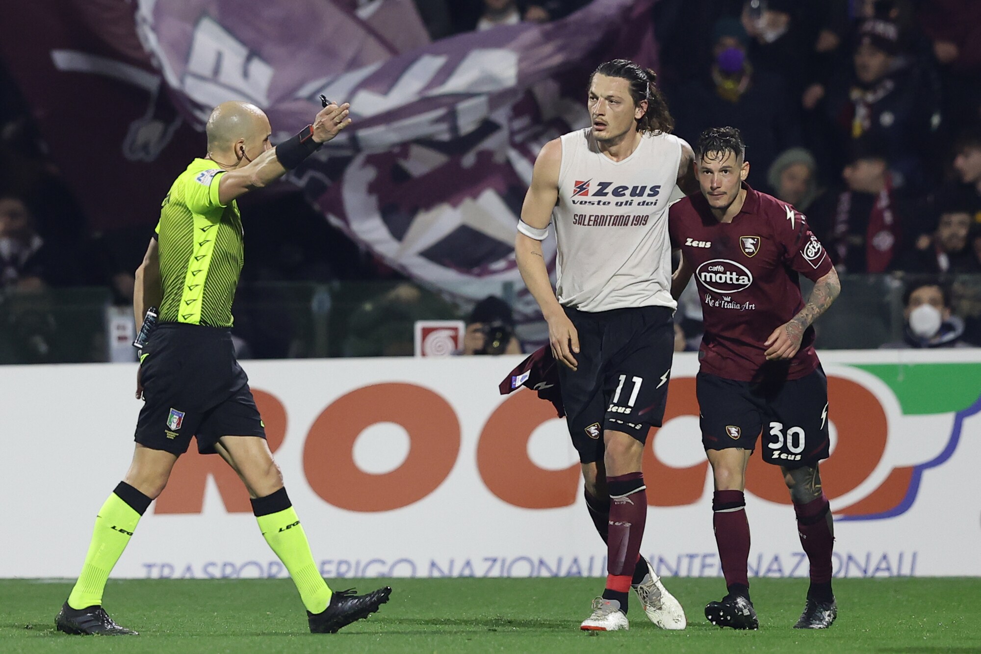 Moviola Salernitana-Milan: Fabbri in controllo, Ederson rischia l'espulsione