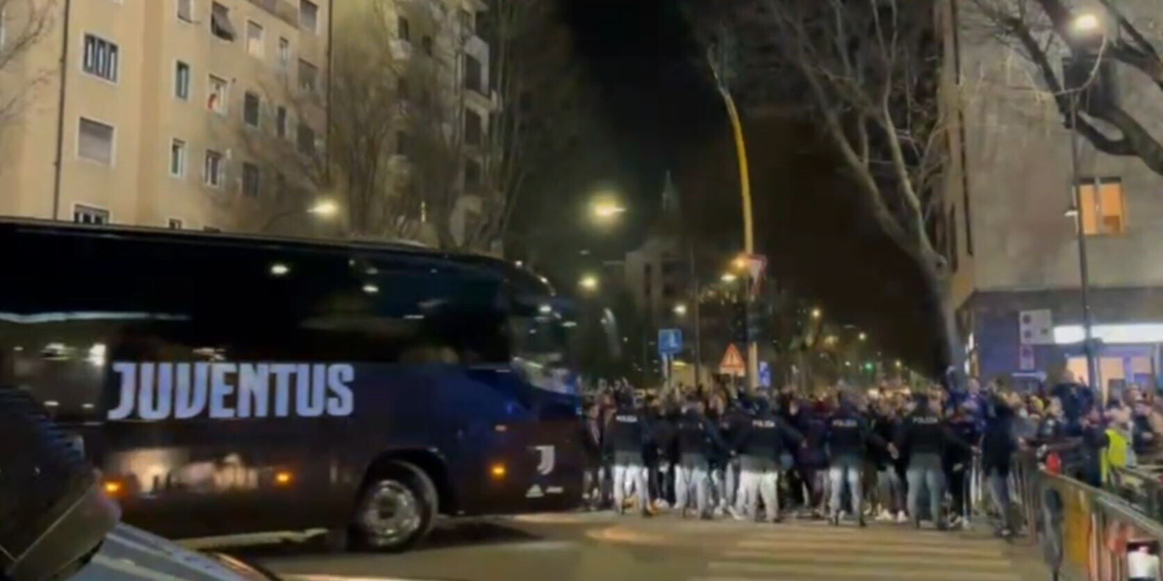 L'accoglienza di Firenze per il bus della Juve: bordate di fischi e cori!