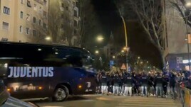 L'accoglienza di Firenze per il bus della Juve: bordate di fischi e cori!