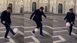 Del Piero show a Milano: che classe mentra palleggia davanti al Duomo!