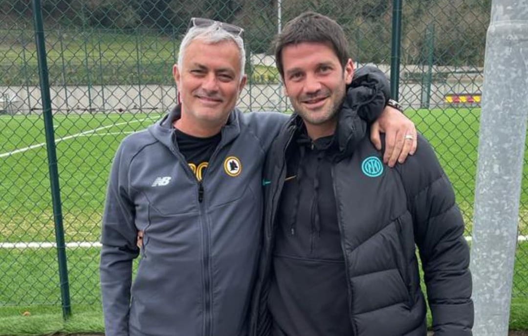 Mourinho e Chivu insieme a Trigoria: abbracci e foto ricordando il Triplete