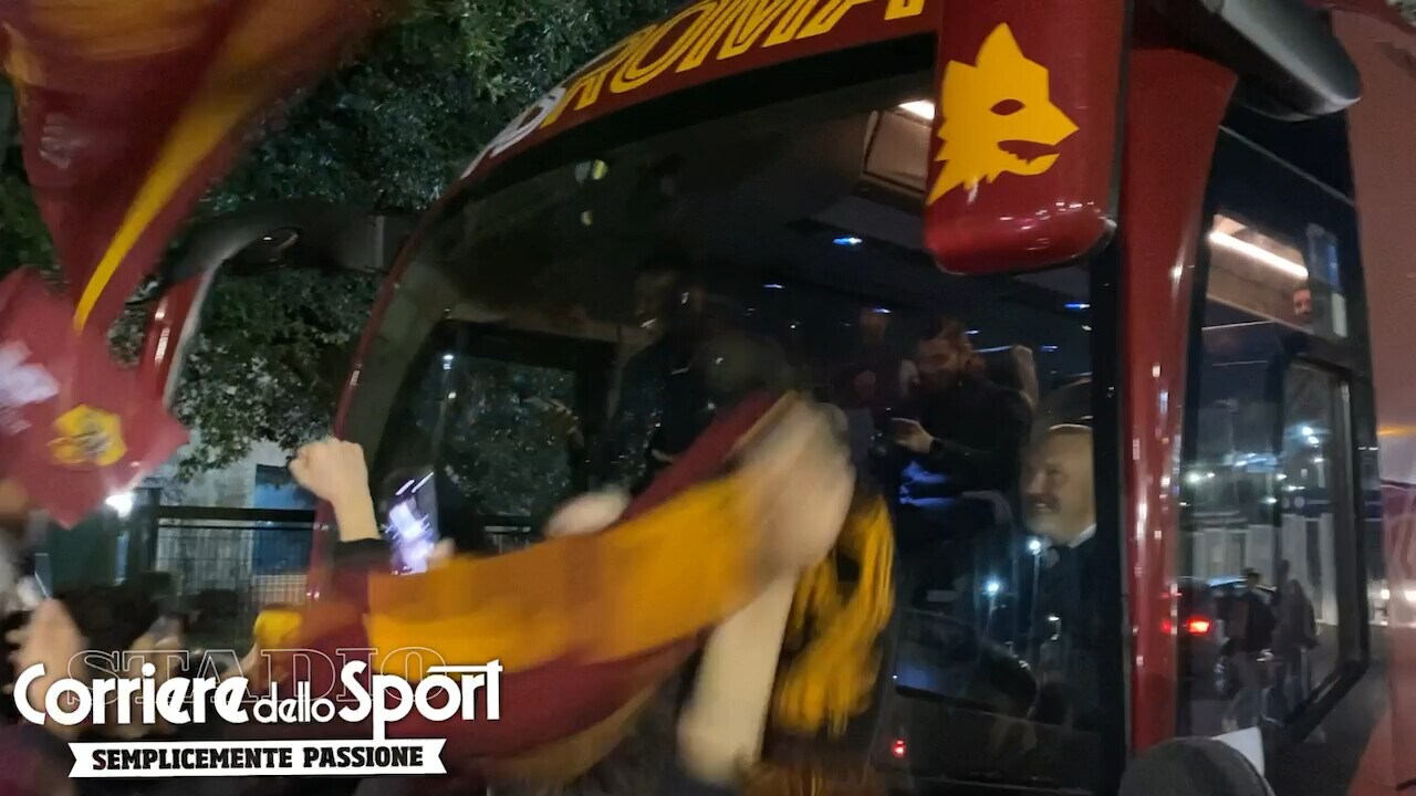 Roma, i tifosi dopo il derby bloccano il pullman per festeggiare: Felix pazzo di gioia