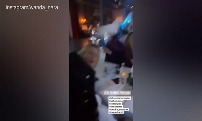 Icardi e Wanda Nara si scatenano sulle note di "Volare"