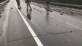 La strada è piena di mine anti-tank: lo slalom dei militari ucraini è davvero coraggioso