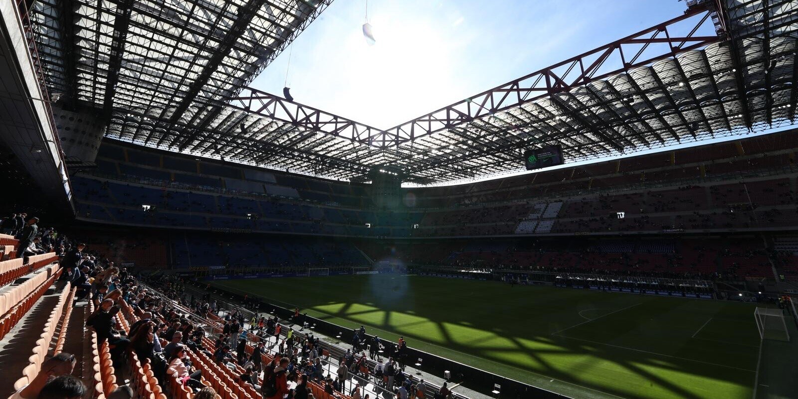 Inter-Verona, un tifoso tira un bicchiere di urina: daspo