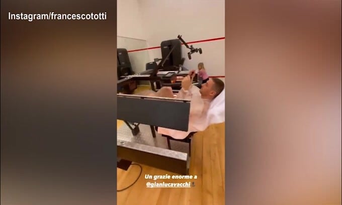 Totti prova la bicicletta "miracolosa" di Vacchi