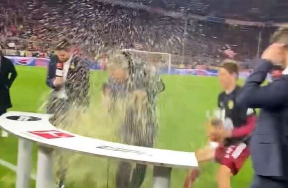 Müller, doccia di birra a Schweinsteiger per festeggiare il Bayern Monaco!