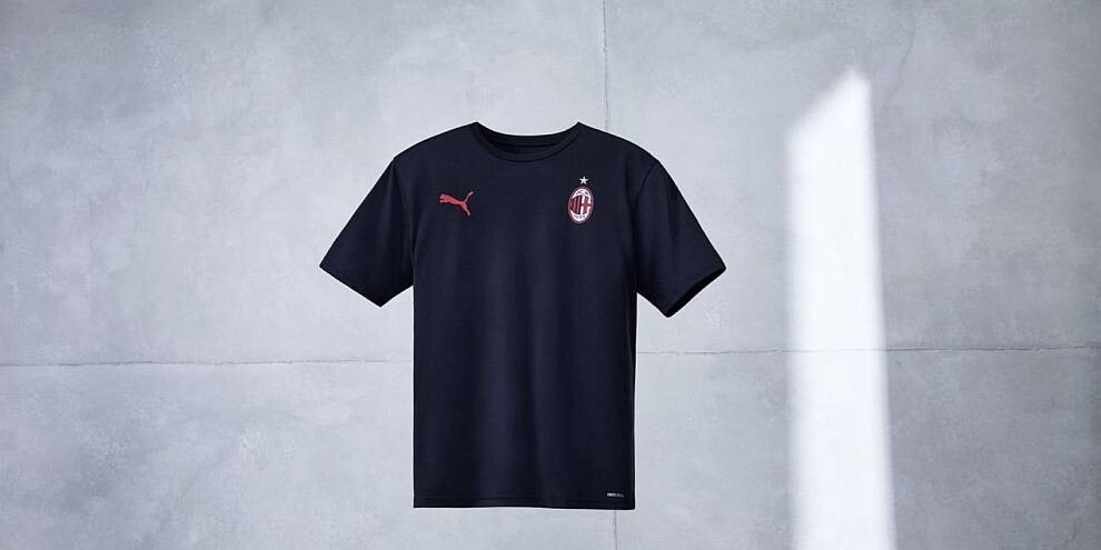 Milan-Fiorentina: prima della partita, rossoneri con maglie Puma Re:Jersey