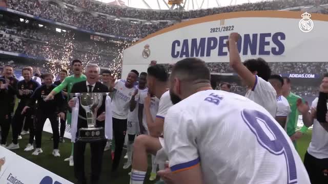 Real Madrid campione, Ancelotti solleva il trofeo al Bernabeu