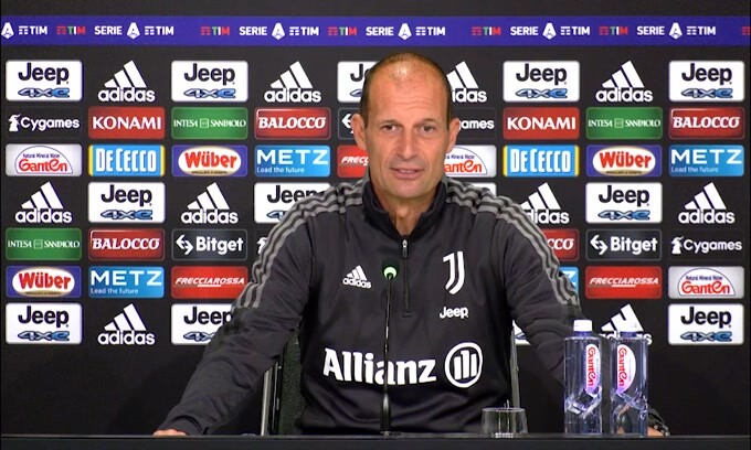 Allegri chiede scusa ai giornalisti: "Scusate se vi ho fatto alzare presto.."
