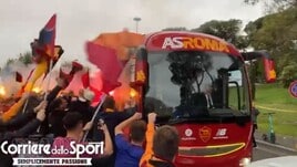 La Roma arriva all'Olimpico: delirio dei tifosi tra cori, fumogeni e bandiere