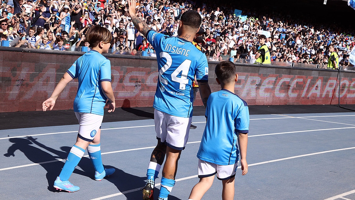 Insigne, giro di campo di saluti con i figli e ovazione dei tifosi al Maradona