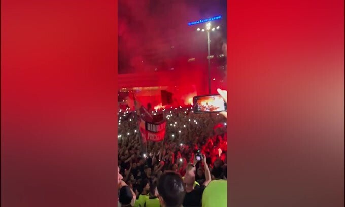 Il Milan "abbraccia" il proprio popolo, Pioli lancia i cori