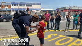 Roma, Abraham cuore d’oro: si ferma a firmare la maglia di un piccolo tifoso