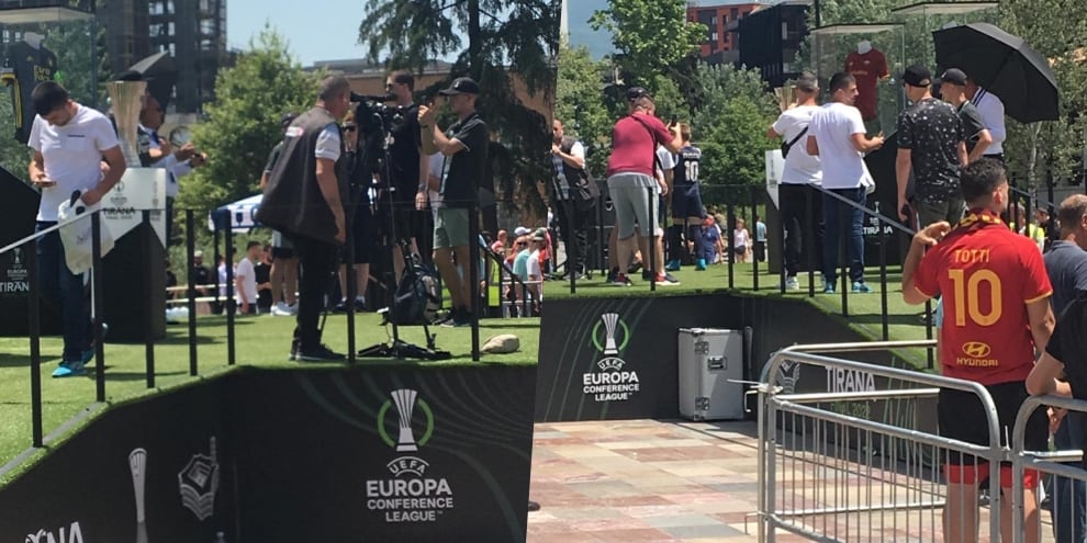 Roma, i tifosi in fila in piazza Scanderbeg per la foto con la coppa