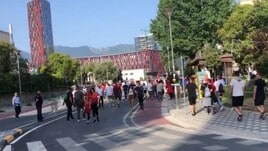 Entusiasmo a Tirana, i primi tifosi della Roma arrivano allo stadio
