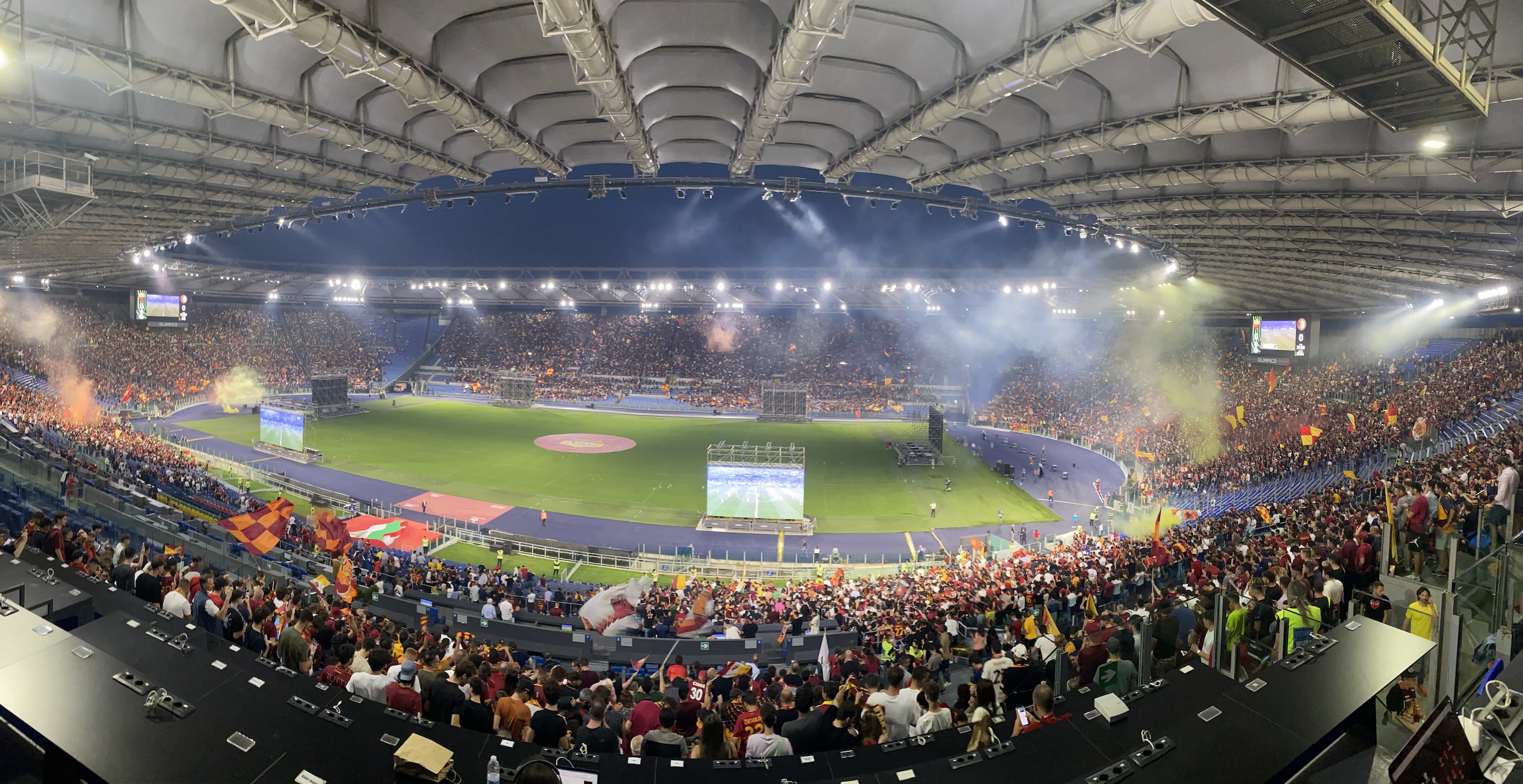 Roma, straordinario all'Olimpico: i 50mila tifosi cantano l'inno