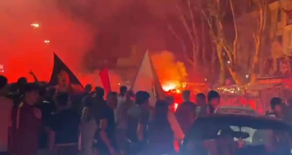 Roma, delirio a Ponte Milvio dopo il trionfo in Conference