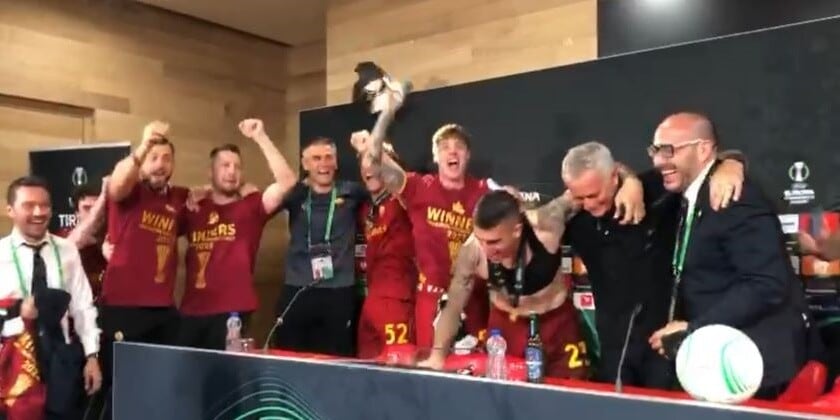 Roma, la pazza festa interrompe la conferenza stampa di Mourinho!