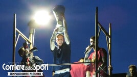 Roma scatenata: Mourinho e i giocatori alzano il trofeo davanti ai tifosi