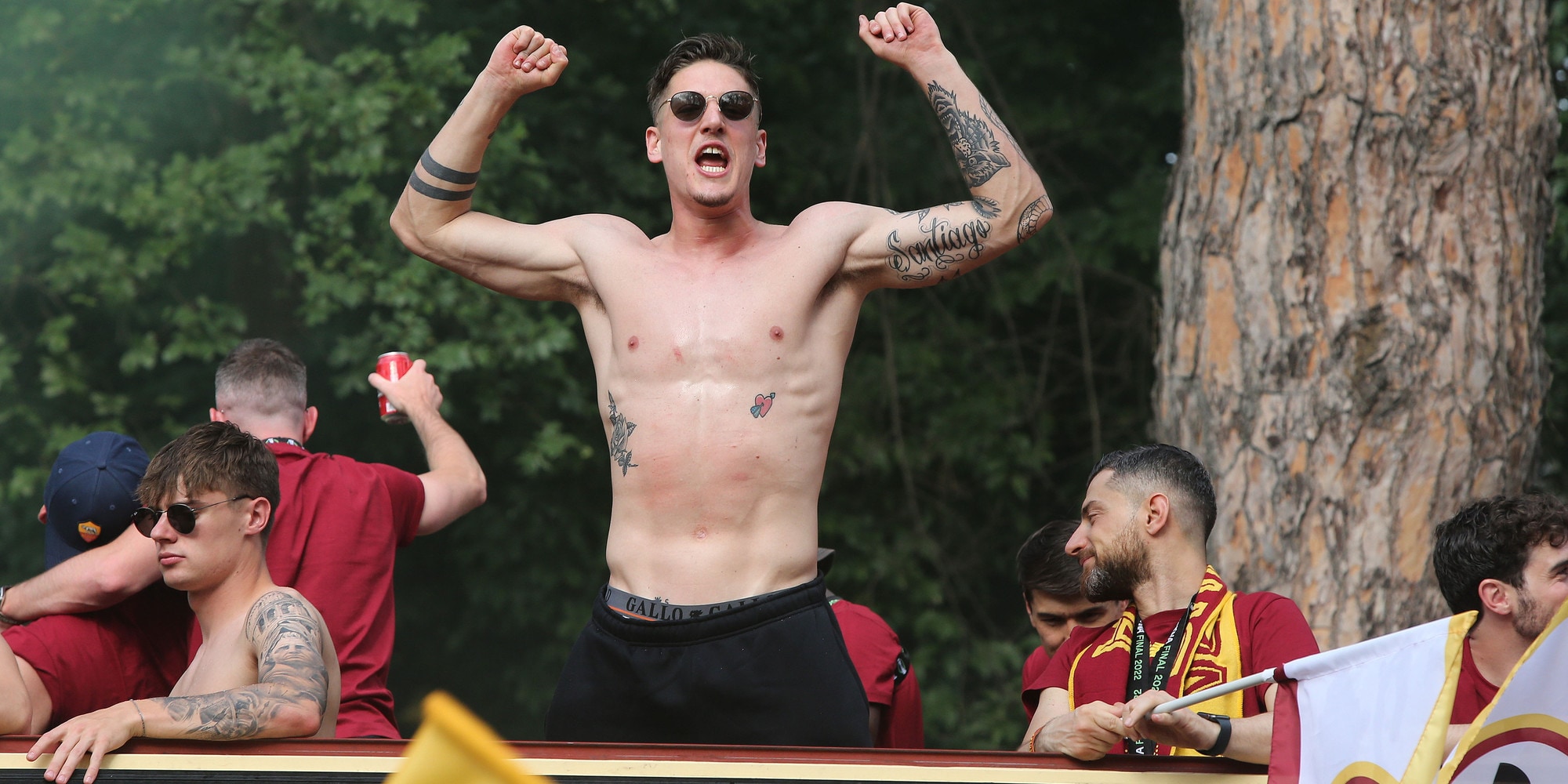 La Roma in trionfo sul bus scoperto: tifosi in estasi