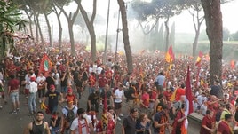 Roma, centomila tifosi sfilano per le vie del centro: ecco la marea giallorossa