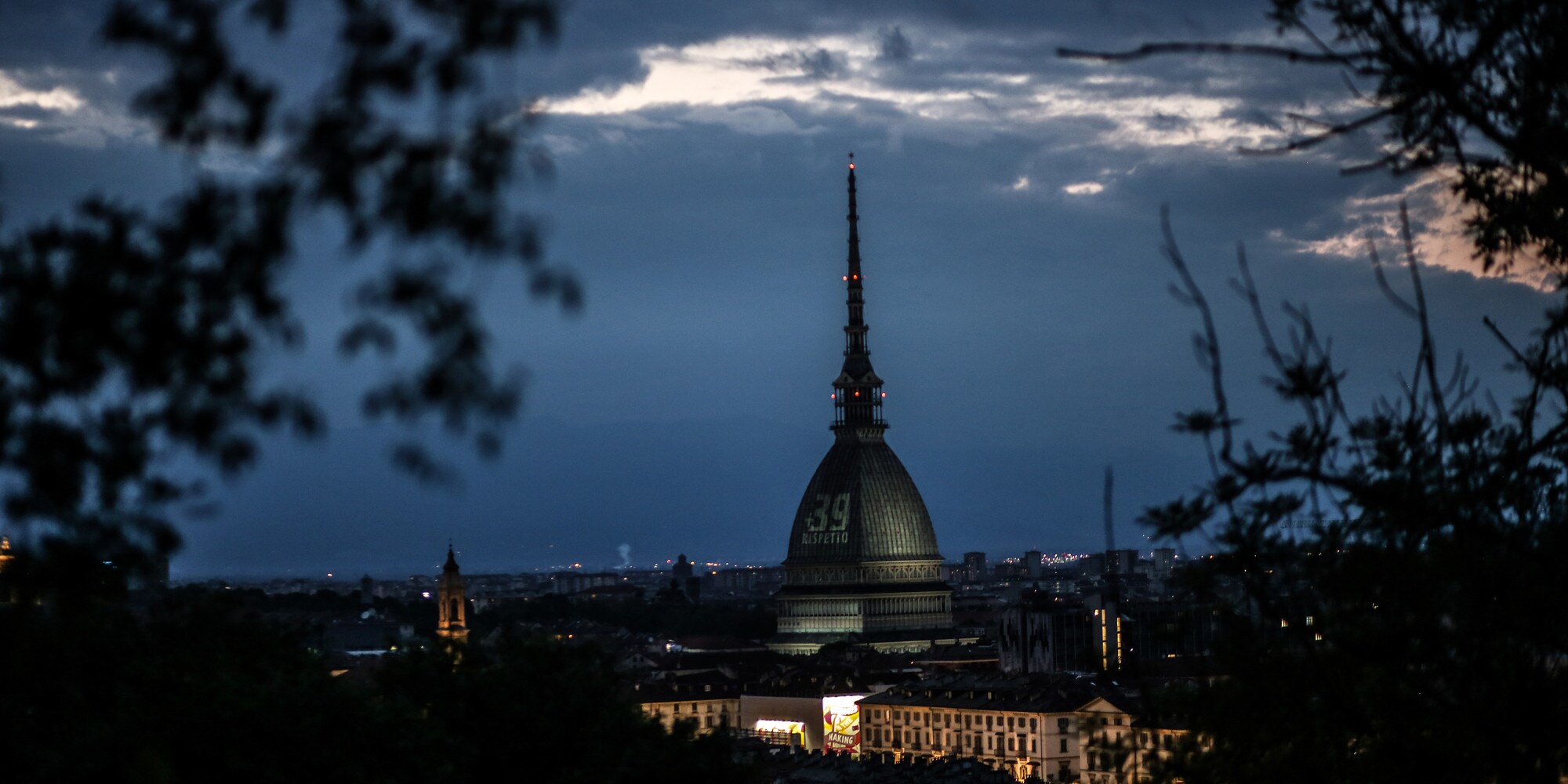 Heysel, il ricordo sulla Mole Antonelliana: "+39 Rispetto"
