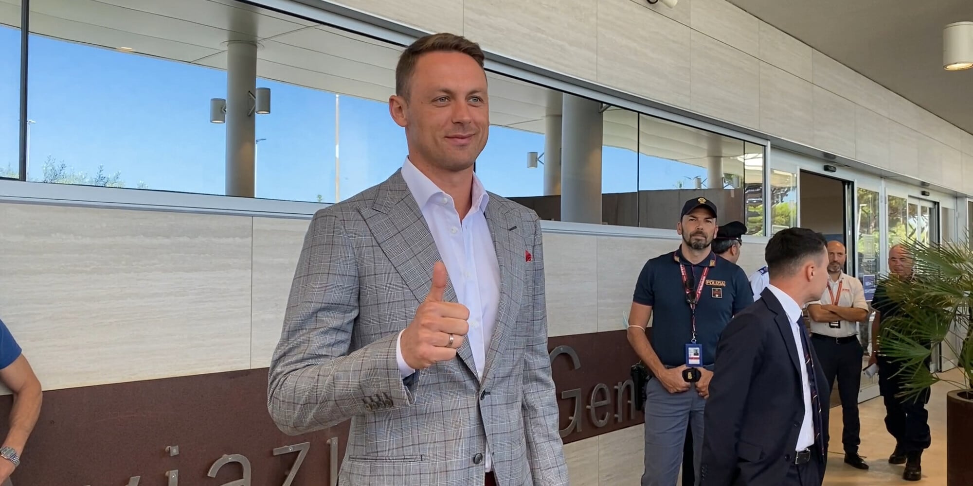 Roma, Matic sbarcato a Ciampino VIDEO Selfie con i tifosi e visite