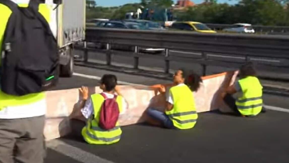 Roma, furia automobilisti bloccati sul Raccordo dagli attivisti per il clima