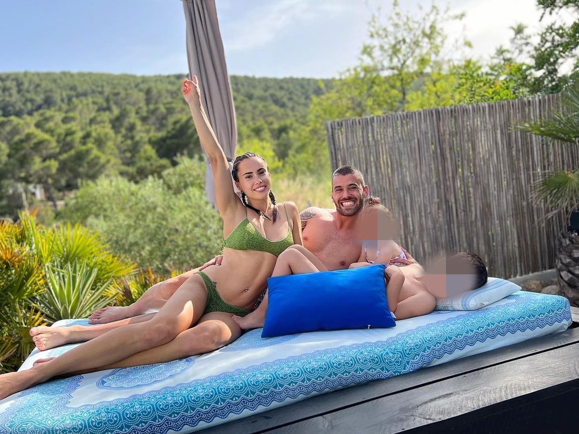 Spinazzola con la moglie e i figli a Ibiza