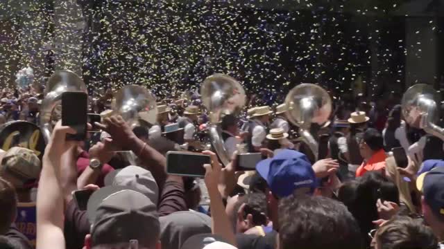 NBA, la grande festa dei Warriors