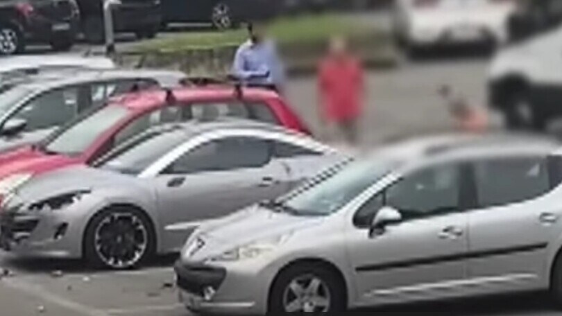 Peugeot distrutta a martellate da una donna