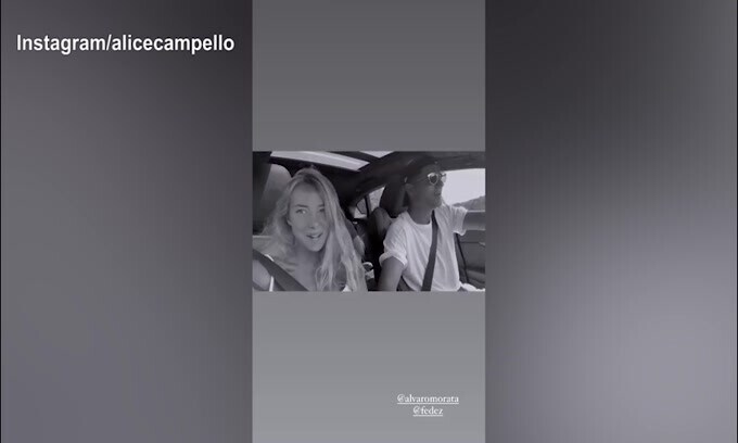 Alice ed Alvaro scatenati in auto: la coppia canta Fedez
